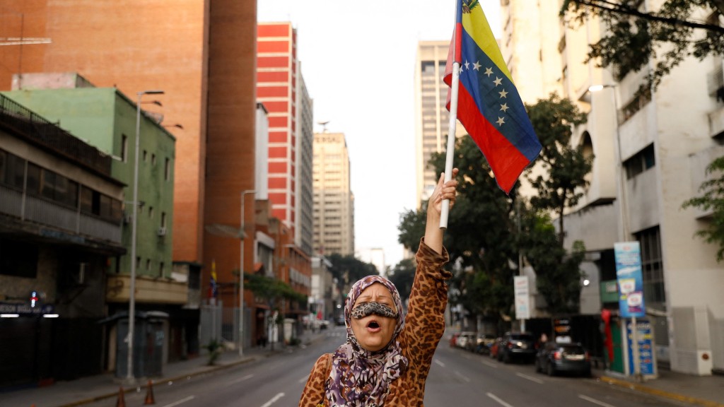 美軍空襲委內瑞拉後，支持者上加拉加斯街頭聲援馬杜羅。 路透社