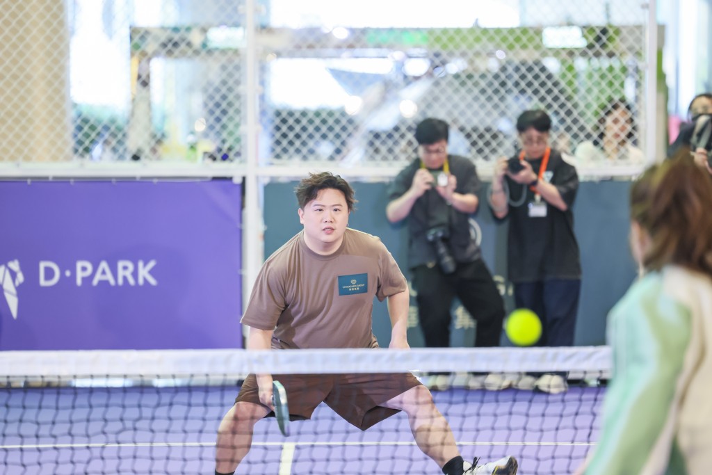 Fatboy认真投入匹克球对打，展现运动细胞。