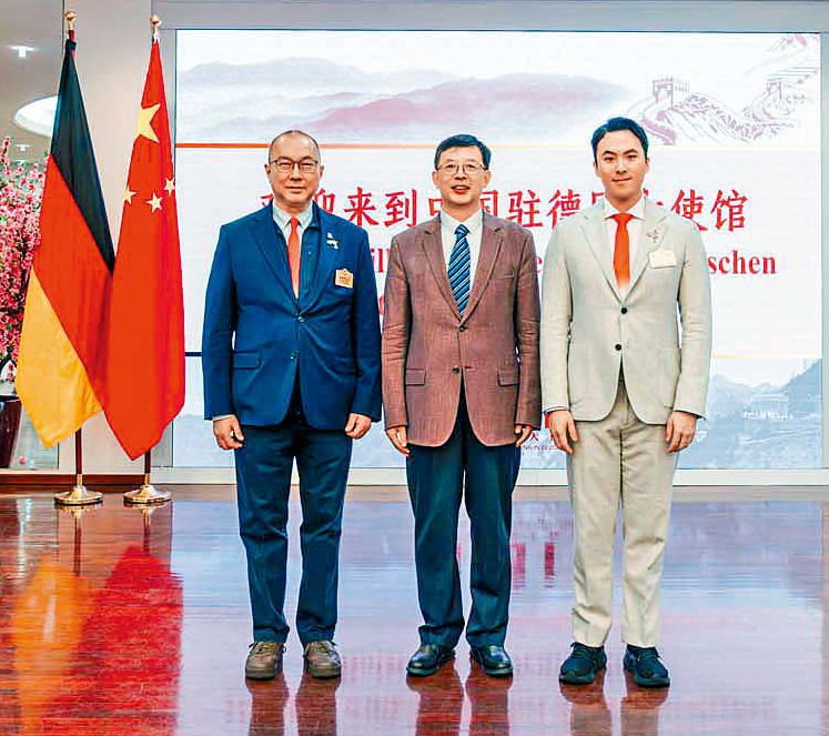 中國駐德國大使館公使曾凡華（中）、東華三院主席何猷啟（右）及副主席曾慶業（左）合照。