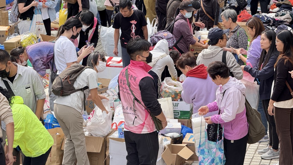 熱心市民跨區贈物資送暖。