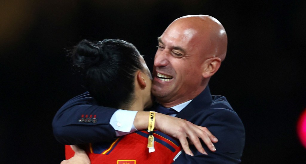 西班牙足總主席盧比亞利斯（Luis Rubiales）親吻女球員的風波越演越烈。路透社