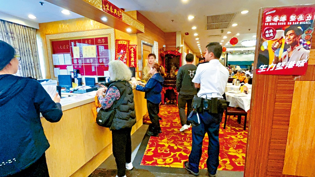 警員在酒樓展開調查。