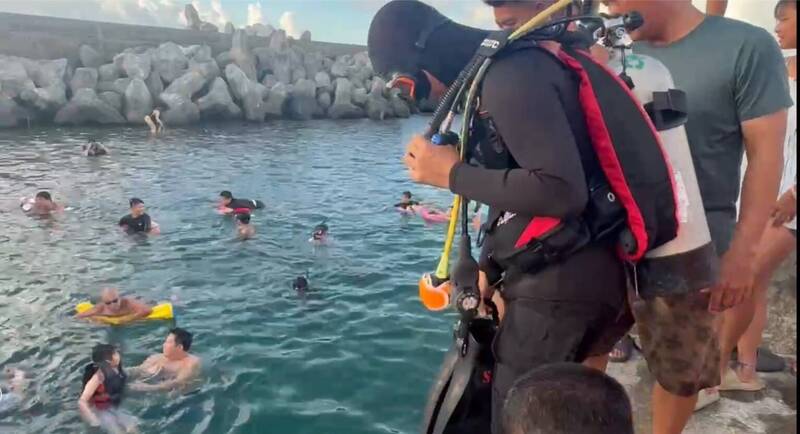  24歲港男綠島遊連人帶車墜海。自由時報