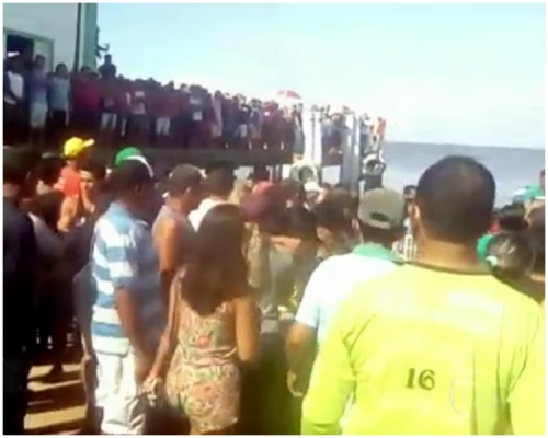 有大約10人自行游上岸。網上圖片