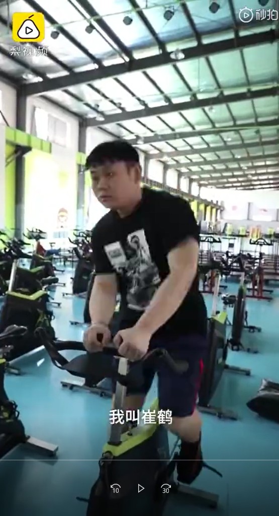 崔鶴留守期間需獨自管理營內水電、各項雜事，其餘時間則用作訓練。 影片截圖