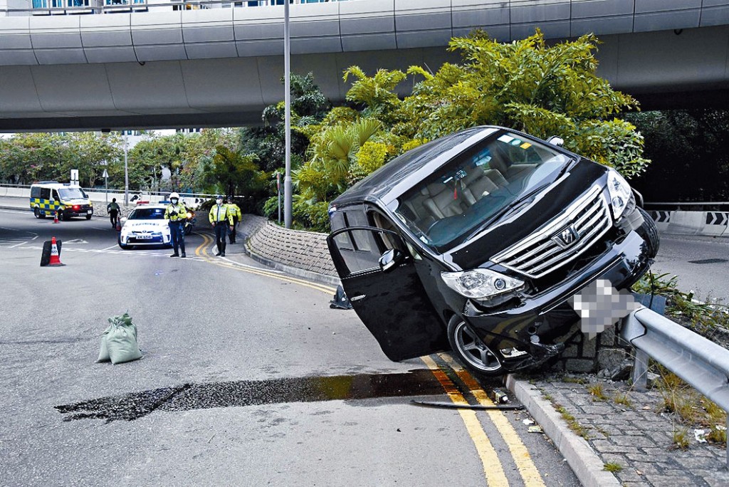 七人車剷上石壆,司機送院證實死亡。