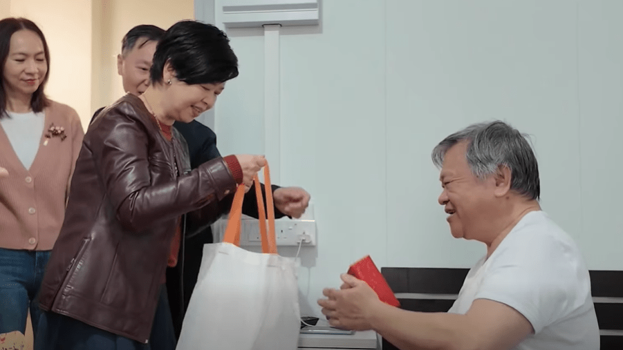 何永賢探訪過渡房屋居民：逾2萬簡約公屋單位陸續落成 助告別劣質劏房