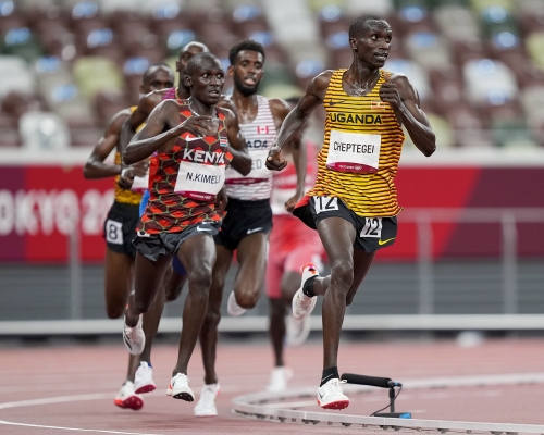 捷迪基（右）以12分58秒15的成績率先衝線。AP