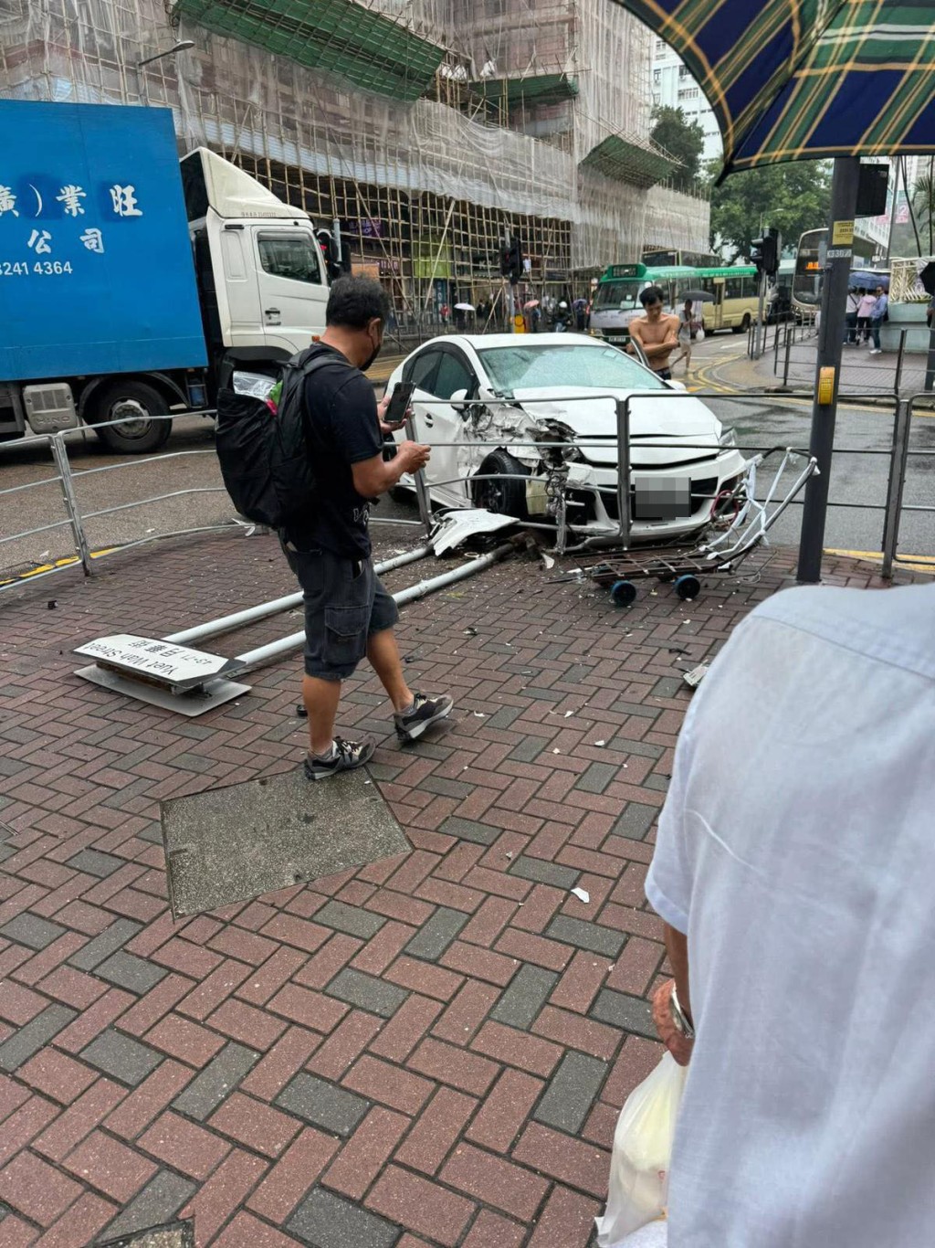 私家車失控撞毀路牌及欄杆。網上圖片 私家車失控撞毀路牌及欄杆。網上圖片