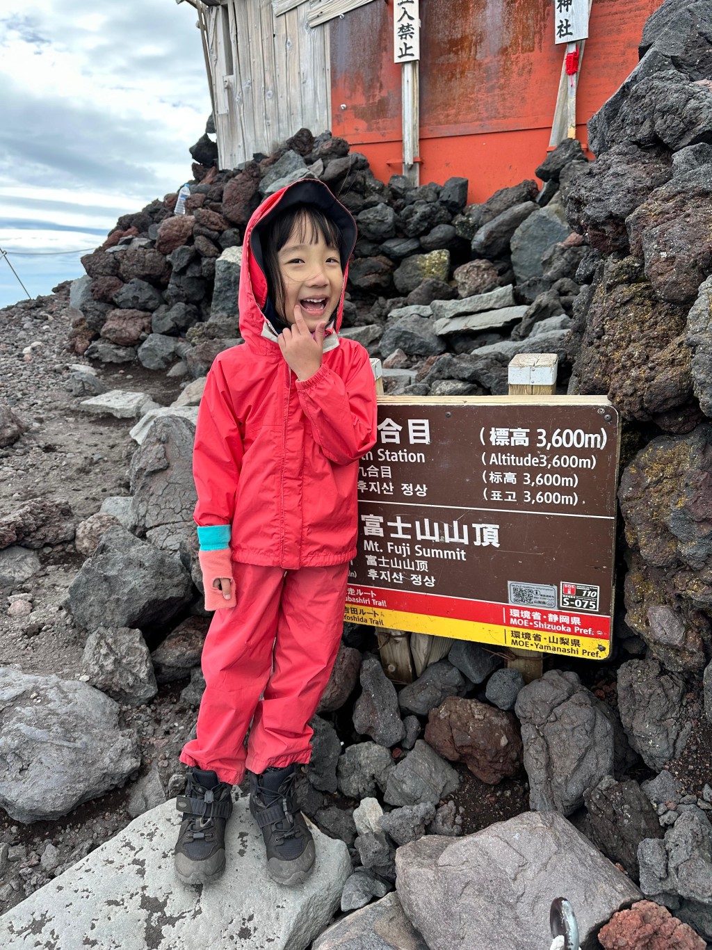 最終莊小姐一家四口成功登上富士山頂，年紀最細包括其5歲細女珊珊。