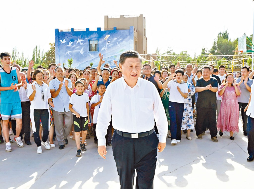 習近平和吐魯番的維族民眾在一起。