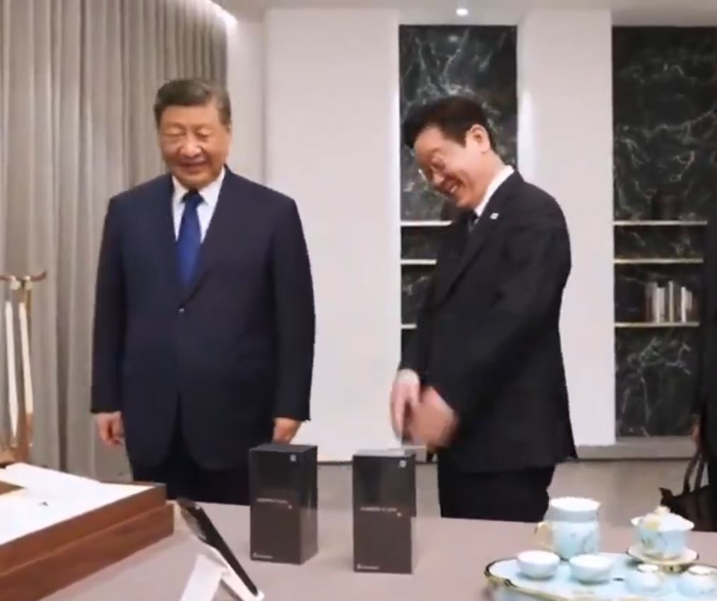 習近平與李在明拿小米手機的通訊安全來開玩笑。JTBC