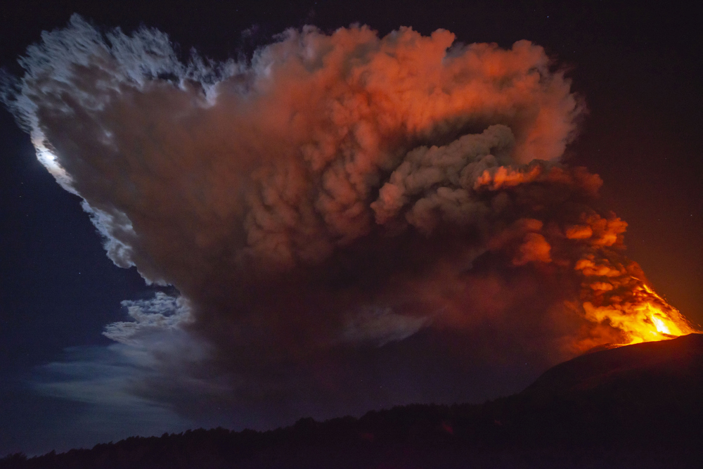 埃特納火山持續噴出火熱的岩漿。AP圖片