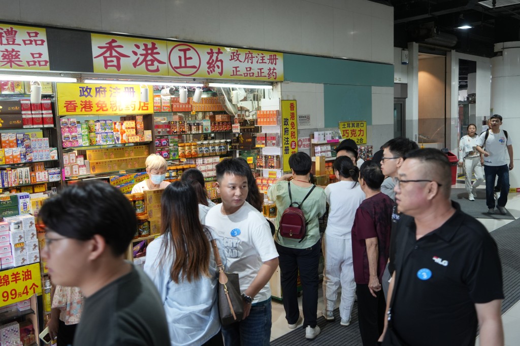 內地團團友到土瓜灣食團餐，未出現排長龍和阻街情況。吳艷玲攝