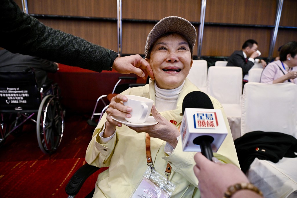 謝偉俊透露白姐姐身體情況尚可,只是怕她走路太多會感到累,才讓她坐在輪椅上出席活動。蘇正謙攝 謝偉俊透露白姐姐身體情況尚可,只是怕她走路太多會感到累,才讓她坐在輪椅上出席活動。蘇正謙攝