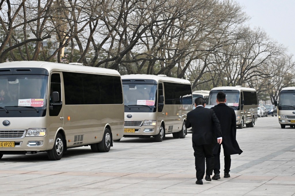 蘇長荣發現「落單」後急急追車。
