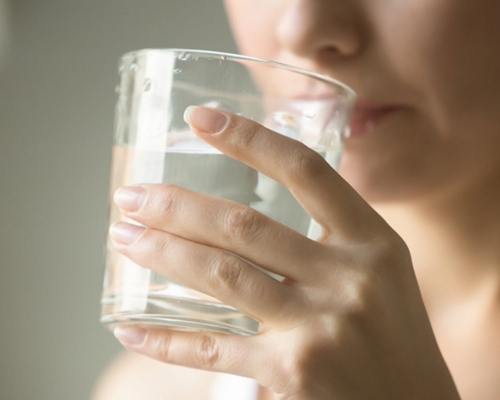 醫師建議每天早上都喝一杯暖水。網圖