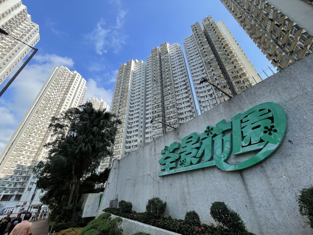 荃景花園由新鴻基發展,共有12座提供3,024個單位,於1987年起入伙,樓齡相對其他3個屋苑中新,且設施最多元化。 荃景花園由新鴻基發展,共有12座提供3,024個單位,於1987年起入伙,樓齡相對其他3個屋苑中新,且設施最多元化。
