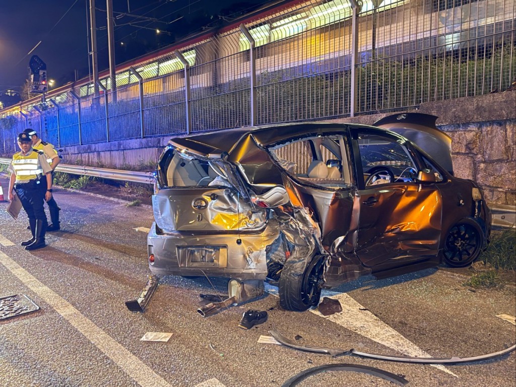 其中一部私家車車尾嚴重凹陷。 其中一部私家車車尾嚴重凹陷。
