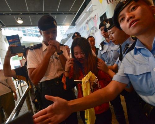 內地女領隊(橙衫者)亦被警方截查。梁譽東攝