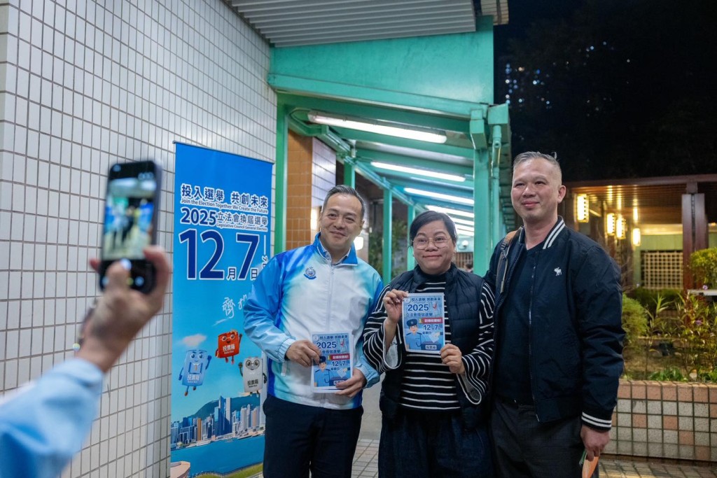 周一鳴（左）到柴灣已婚警察宿舍派發宣傳單張。警察FB