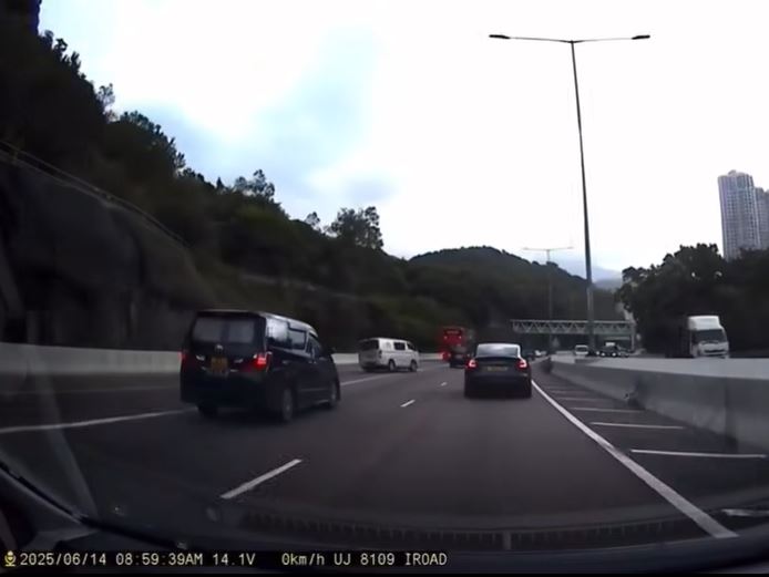 客貨車跣到左線。fb馬路的事 (即時交通資訊台)影片截圖
