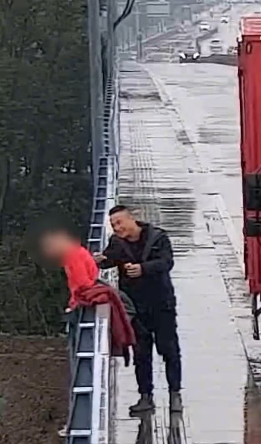 曹師傅冷靜機智的反應，成功救回企圖跳橋男子。秀洲公安