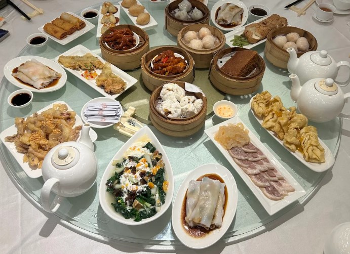 根據餐廳集團官方資料，「翰騰閣」自1986年創立，其名號寓意「彙翰林學士之才，乘萬馬奔騰之勢」。酒家主打高級粵菜，向以一流服務及舒適環境著稱。