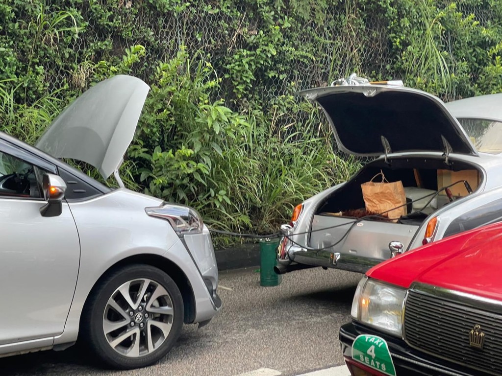 一辆银黑色的劳斯莱斯沿浅水湾道方向行驶，至浅水湾泳滩附近时突然发生故障“死火”。网上图片