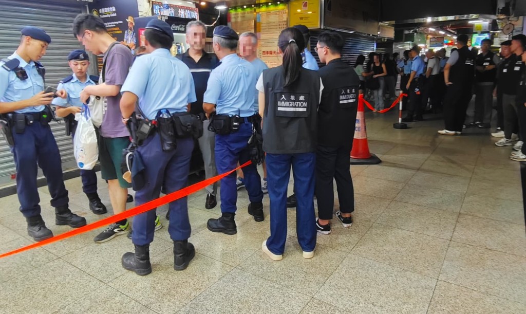 跨部門尖沙咀巡查區內黑點拘捕3人,包括一名17歲男童。警方圖片 跨部門尖沙咀巡查區內黑點拘捕3人,包括一名17歲男童。警方圖片