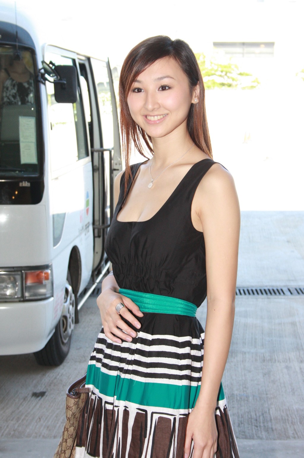 高海寧2008年參選香港小姐，面試時已因好身材及靚樣被封大熱。