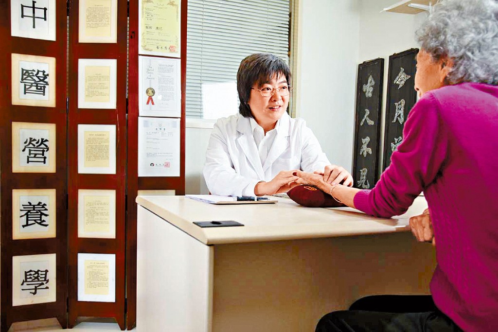 古方中医堂主理人小董担忧灾民的健康状况。