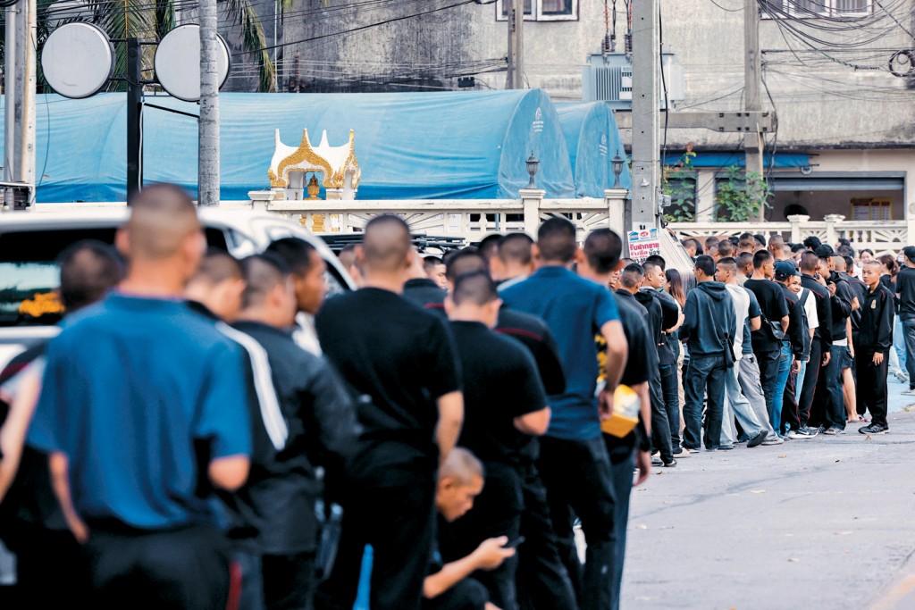 選民在曼谷一處投票站排起長龍。