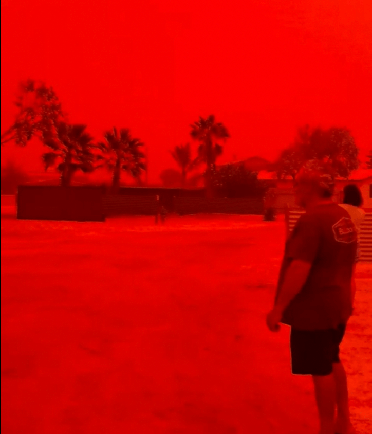 澳洲西海岸近日出现一幕震惊全球的自然异象，整片天空被染成如鲜血般的深红色，相关影片在网络疯传。YouTube@accuweather 