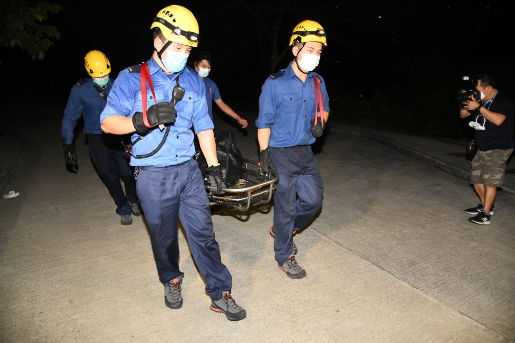 救援人员寻获堕崖男子遗体。