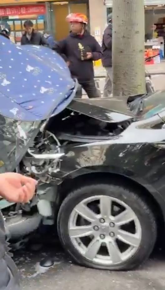 福州有私家車失控撞飛多輛電動車及司機。