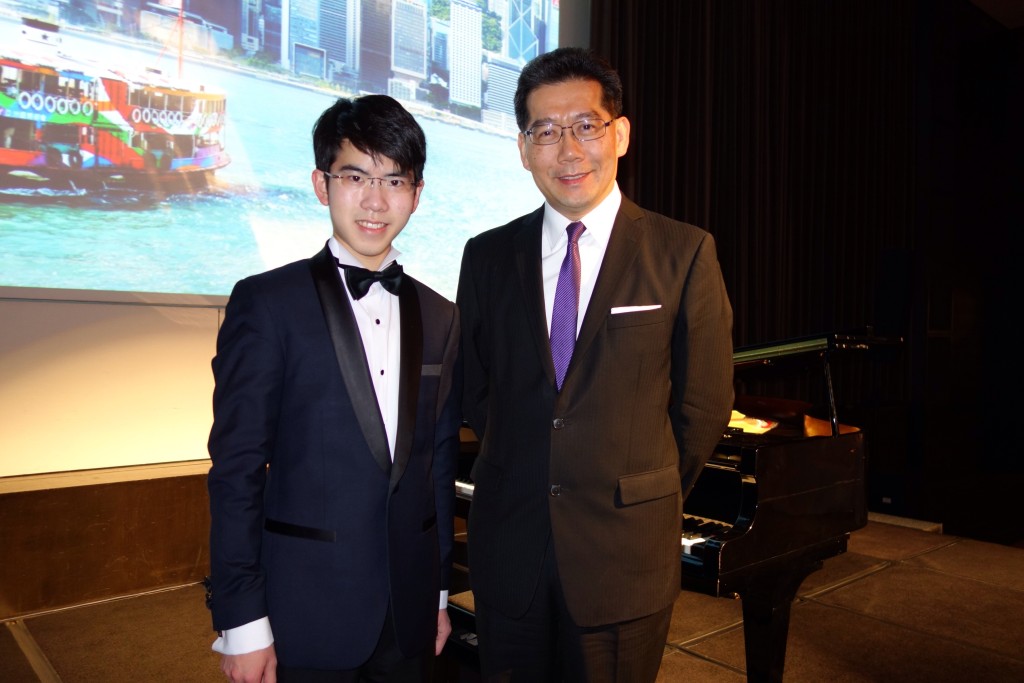 前商務及經濟發展局局長蘇錦樑(右)與出生於香港的青年鋼琴演奏家沈靖韜合照。 前商務及經濟發展局局長蘇錦樑(右)與出生於香港的青年鋼琴演奏家沈靖韜合照。