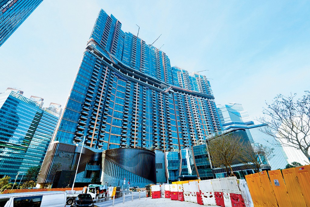 天玺．天部署推售特色户，其中天际复式天池屋呎价有信心创区内新高。