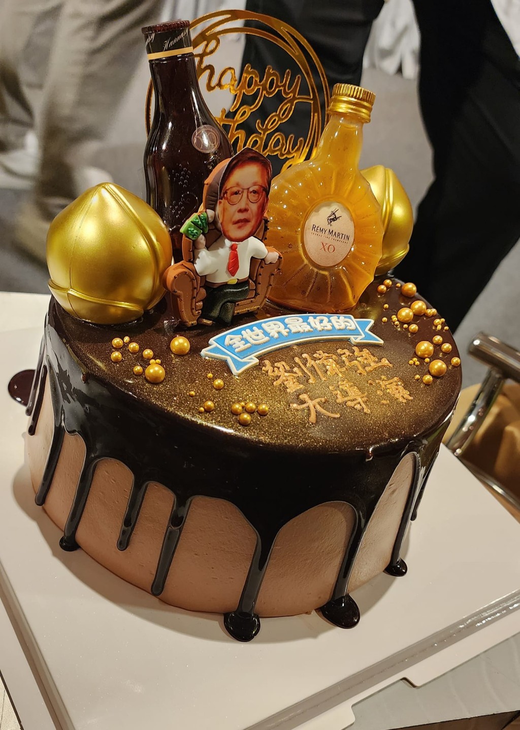 刘伟强获赠「XO酒伴金桃」造型蛋糕。