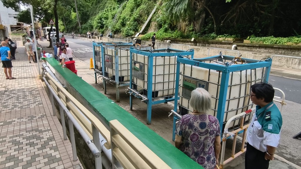 有居民在水箱旁等候水務署補給食水。黃文威攝 有居民在水箱旁等候水務署補給食水。黃文威攝