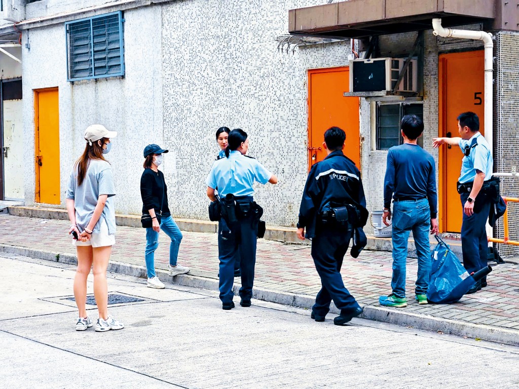 清潔公司管工(右二)涉嫌「殘酷對待動物」被捕。