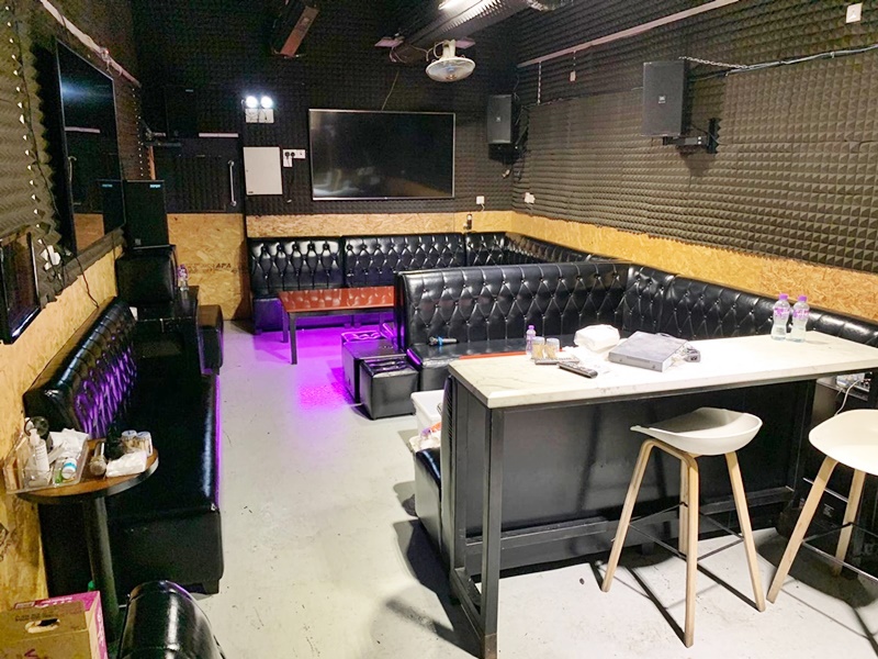 酒吧位於新合里街一工業大廈內。