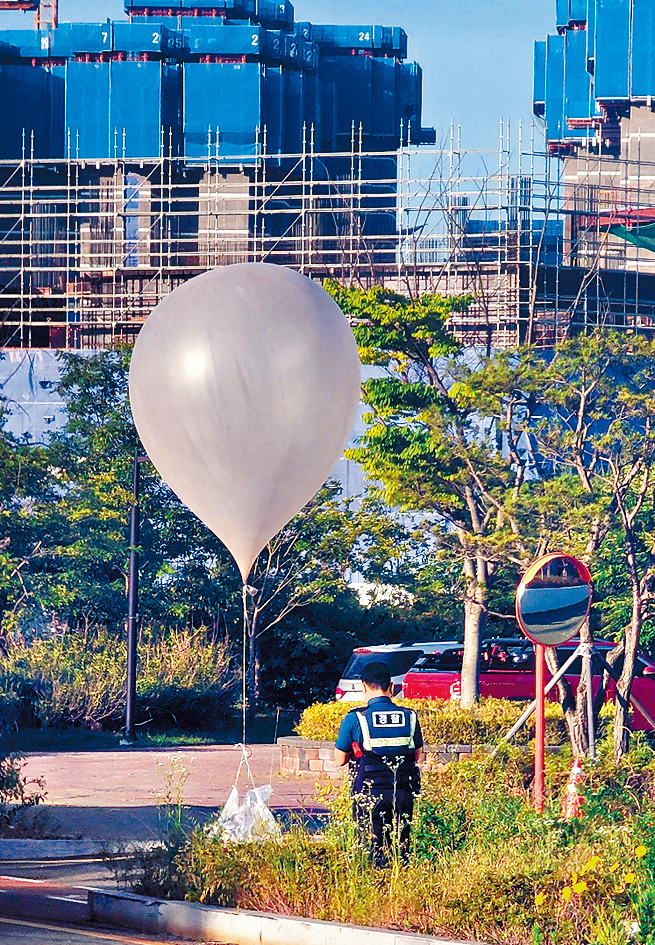 北韓垃圾氣球昨日飄入仁川一個公園內。