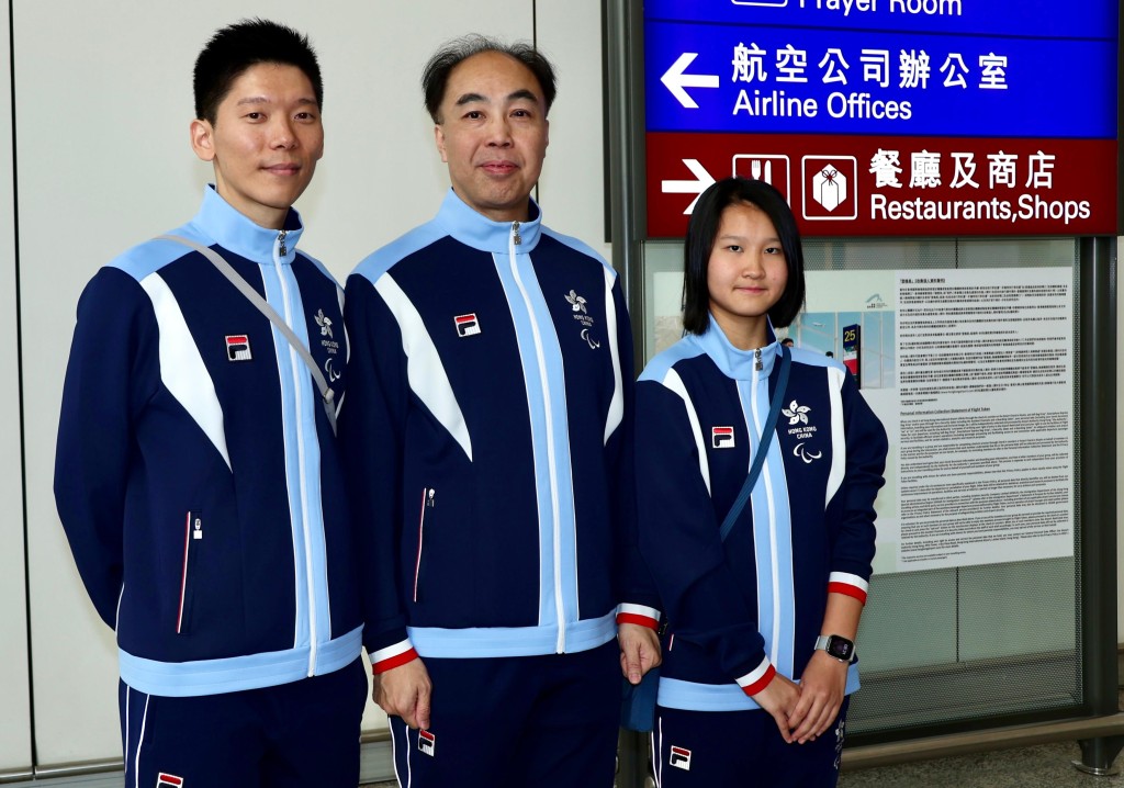 香港亞殘運團長陸子聰(中)及兩位開幕禮持旗手楊肇麒(左)及王穎晞(右)。徐嘉華攝 香港亞殘運團長陸子聰(中)及兩位開幕禮持旗手楊肇麒(左)及王穎晞(右)。徐嘉華攝