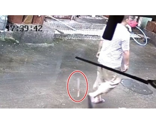 廣州一名男途人走在路上,差丁點兒就被從3樓掉落的菜刀砸中。 網上圖片