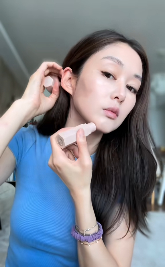 岑麗香鼻子變高秘訣大公開。 岑麗香鼻子變高秘訣大公開。