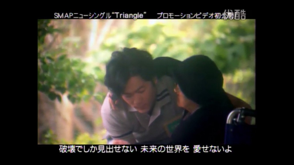 MV主角稻垣吾郎在電台播放《Triangle》,令該曲再被注意。 MV主角稻垣吾郎在電台播放《Triangle》,令該曲再被注意。