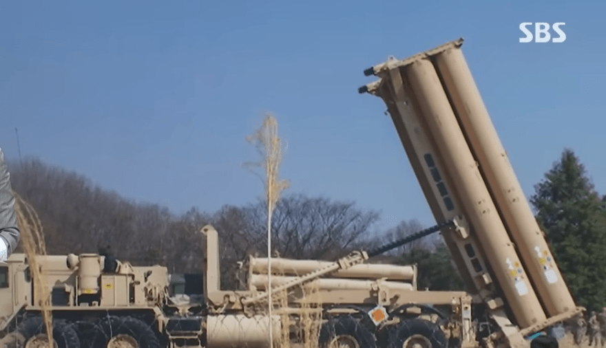 美军原本部署于庆尚北道星州基地的“萨德”（THAAD）高空防御系统发射车。SBS截图（下同）