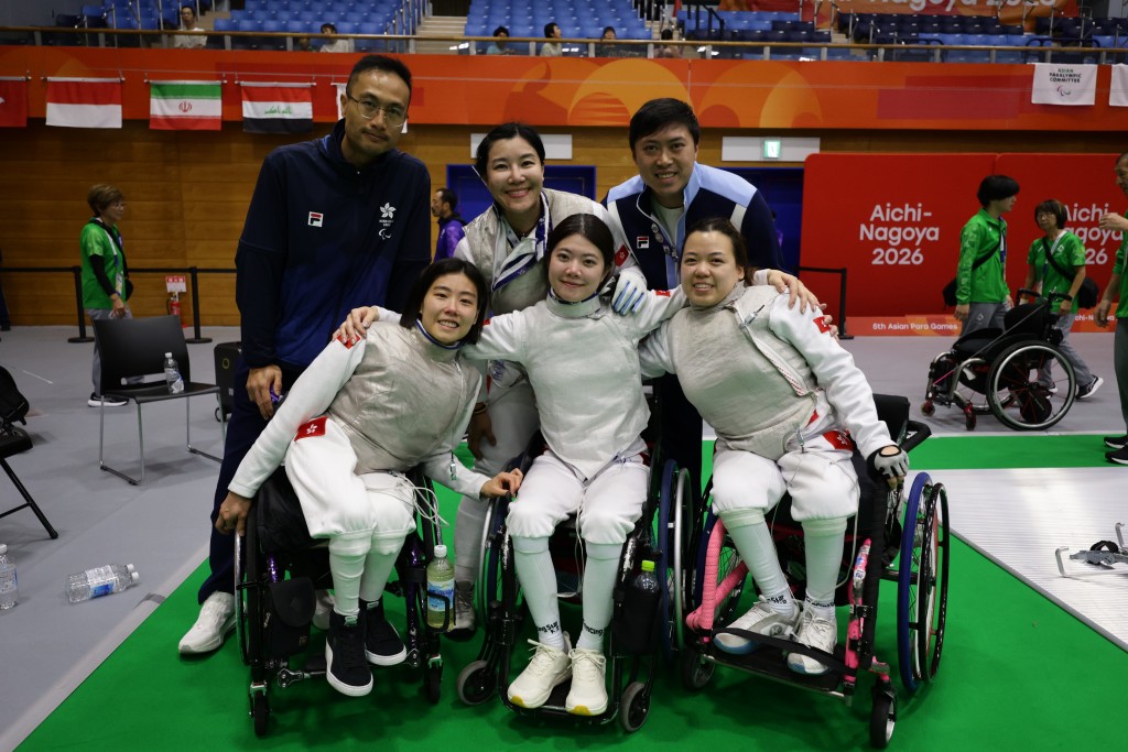 余翠怡、林嘉雯、汤雅婷、钟婉萍勇夺女子花剑团体赛银牌。照片由中国香港残疾人奥委会提供