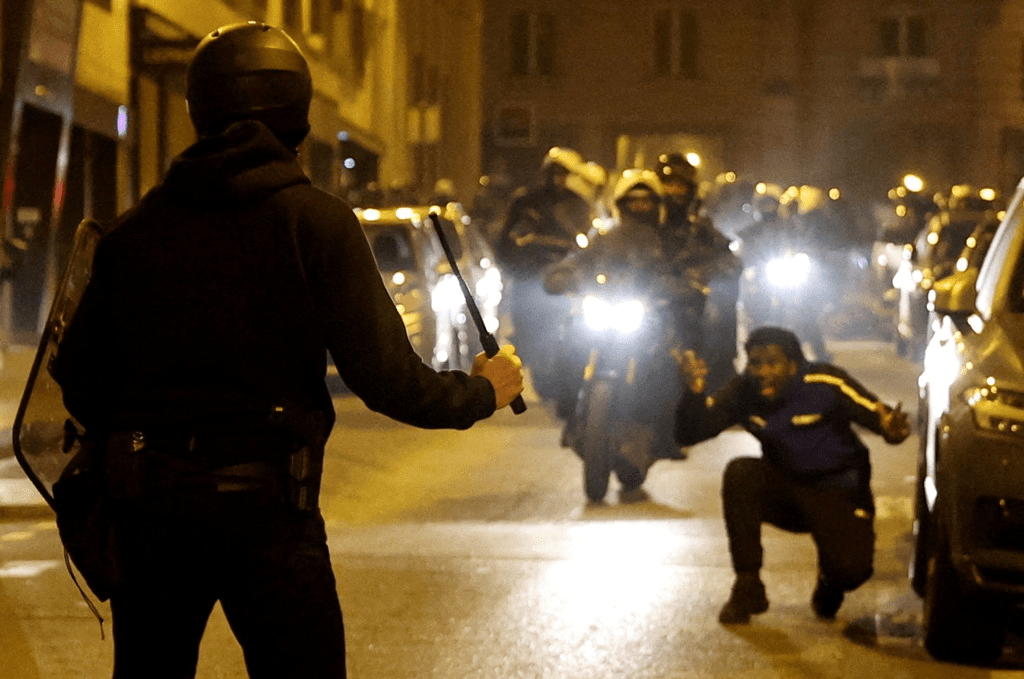 巴黎警方逮捕暴徒。路透社